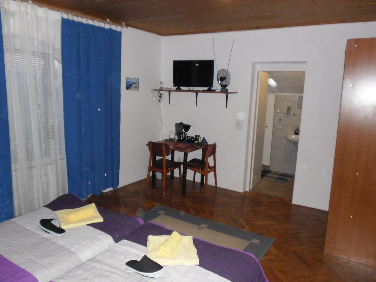 Rooms Mila Rezovac Exteriör bild