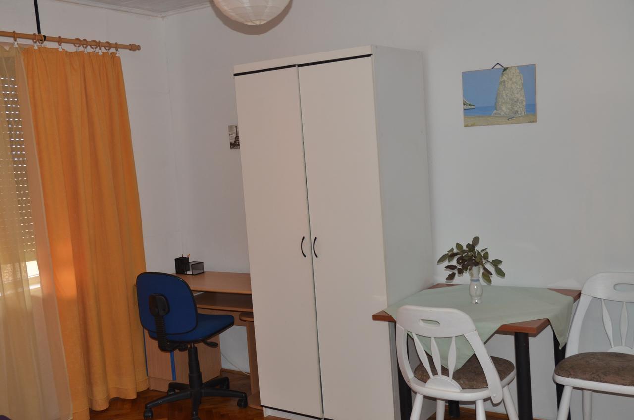 Rooms Mila Rezovac Exteriör bild