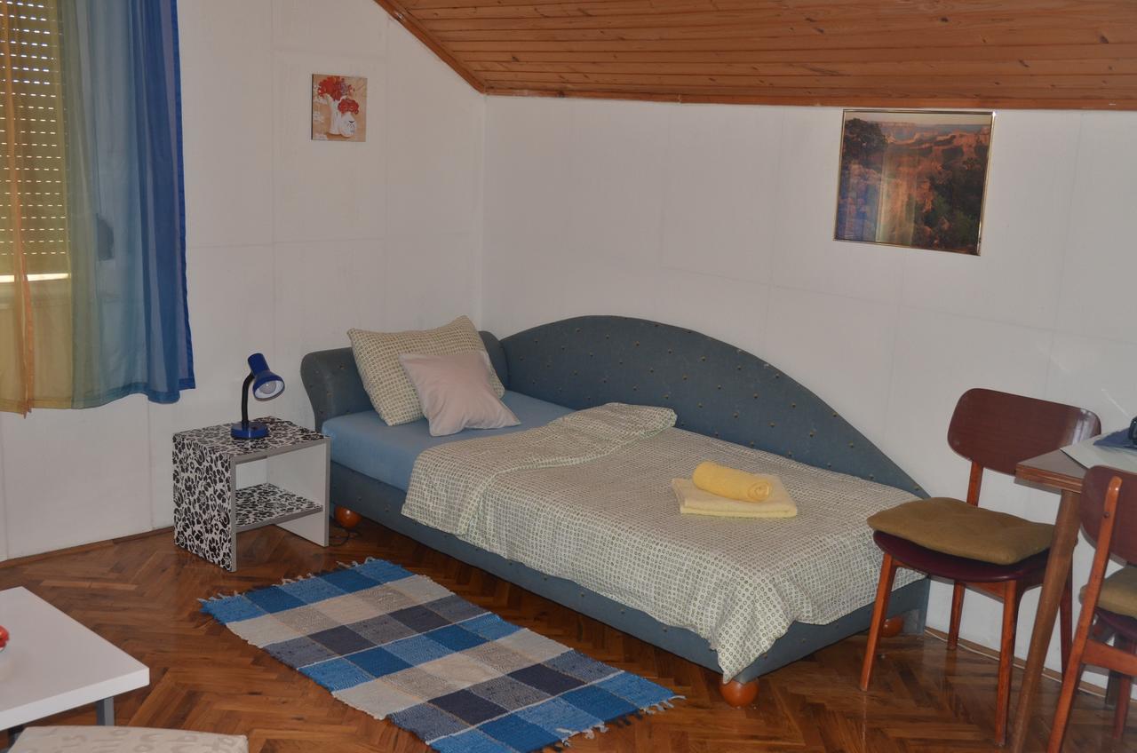 Rooms Mila Rezovac Exteriör bild
